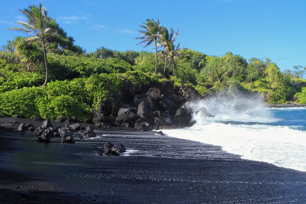 black-sand-beaches-in-hawaii