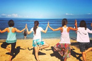 腹筋女子もハワイでヨガクラス-Aloha Mai Yoga