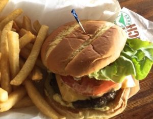 クアロアランチの100%無農薬ビーフのハンバーガーは味わう価値あり！