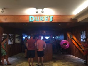 Having lunch at Dukes in Waikiki - Entrance