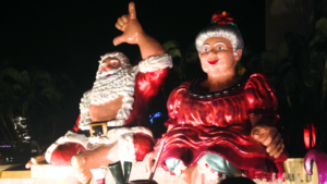 Christmas-trolley-blog-honolulu-hale-santa