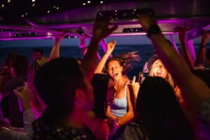 Experience the Best Sunset Waikiki Booze Cruise for an Unforgettable Evening 🎉🍻