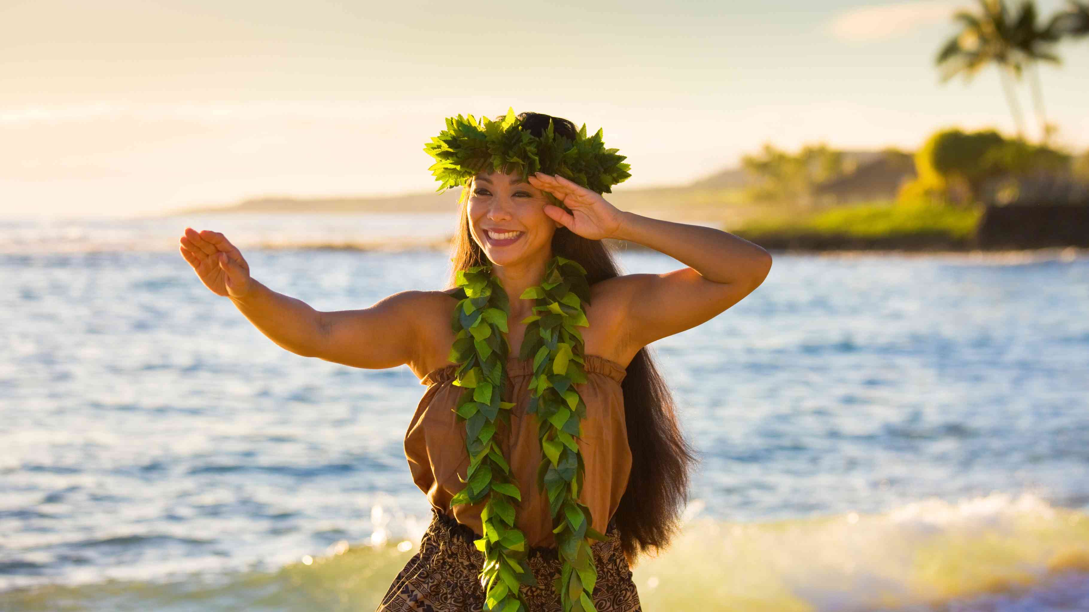 Hula styles in Hawaii - Kahiko and ʻAuana side by side