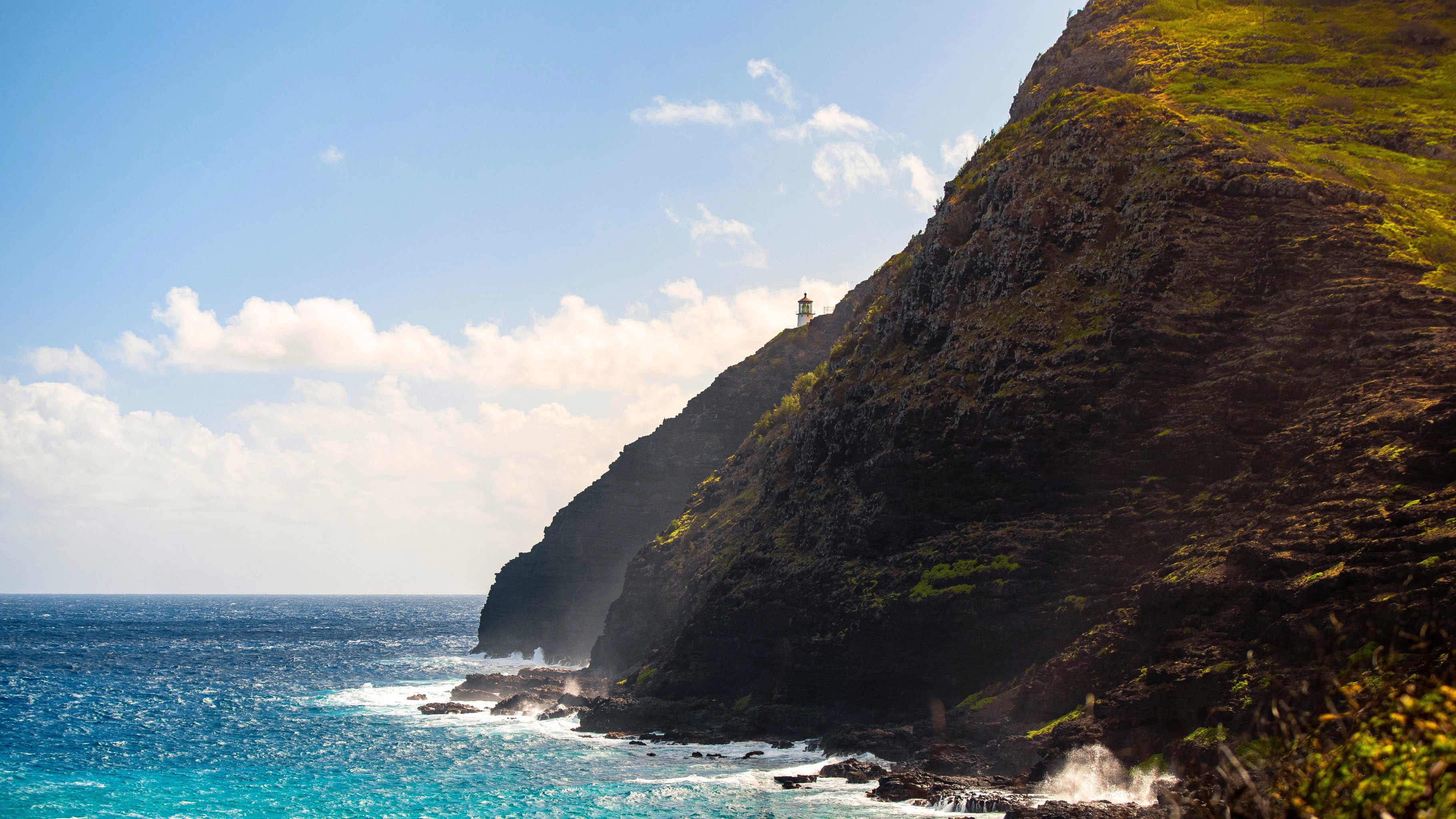 Makapuʻu Point lighthouse on Oahuʻs eastern cliffs above the Pacific Ocean