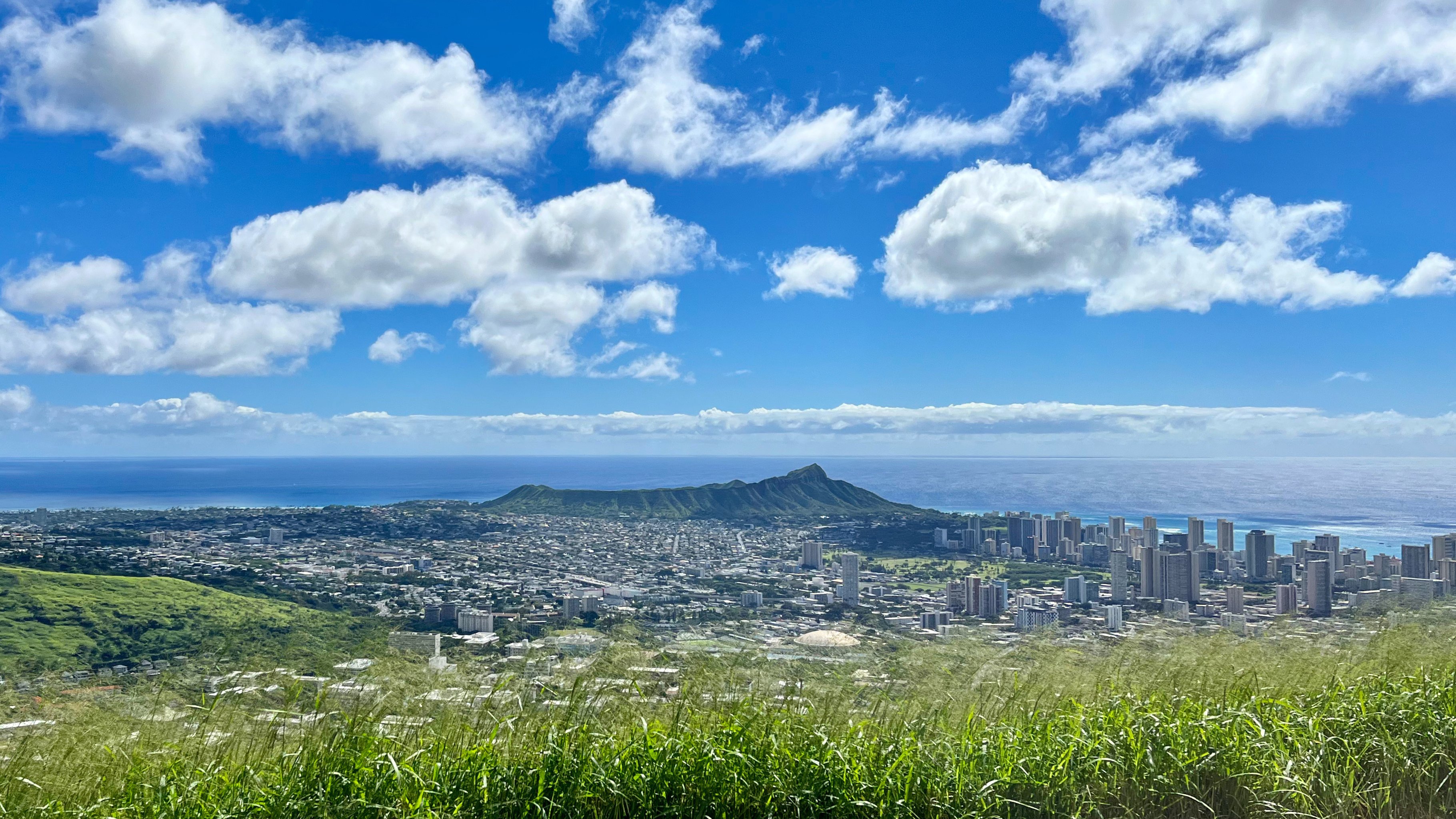 View of Honolulu and Diamond Head (Lēʻahi) from Puʻu ʻUalakaʻa (Mount Tantalus) lookout on Oahu